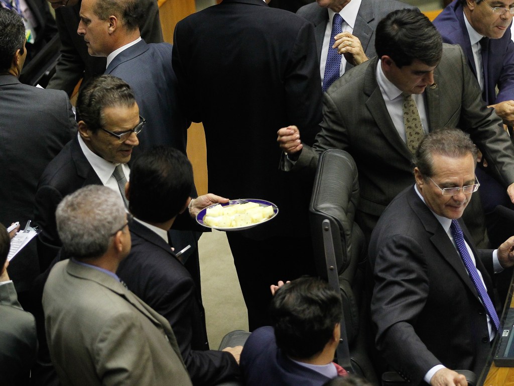 Deputado Henrique Alves oferece prato com frutas para os colegas parlamentares