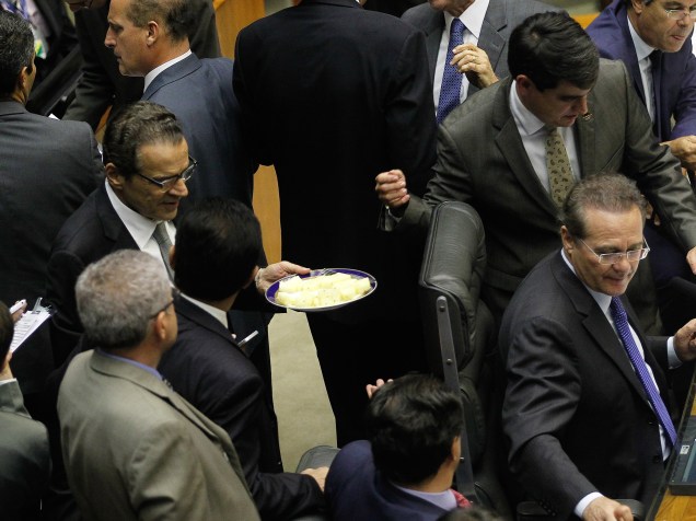 Deputado Henrique Alves (PMDB-RN), presidente da Câmara, oferece frutas aos colegas parlamentares