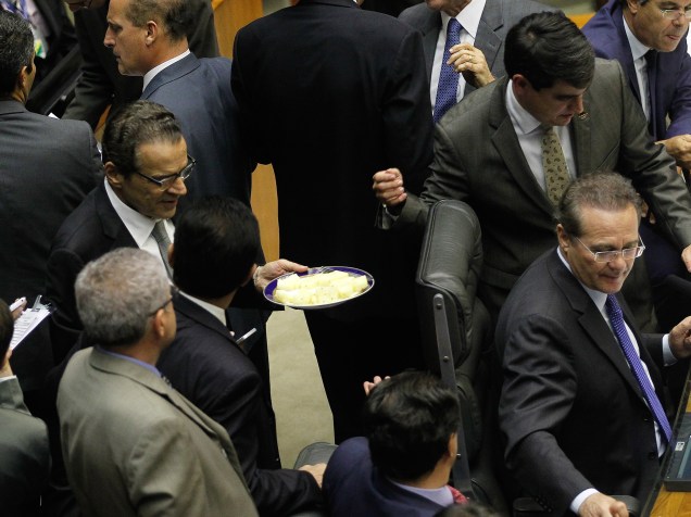 Deputado Henrique Alves (PMDB-RN), presidente da Câmara, oferece frutas aos colegas parlamentares Deputado Henrique Alves (PMDB-RN), presidente da Câmara, oferece frutas aos colegas parlamentares