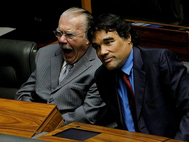 O senador José Sarney boceja durante votação em Brasília