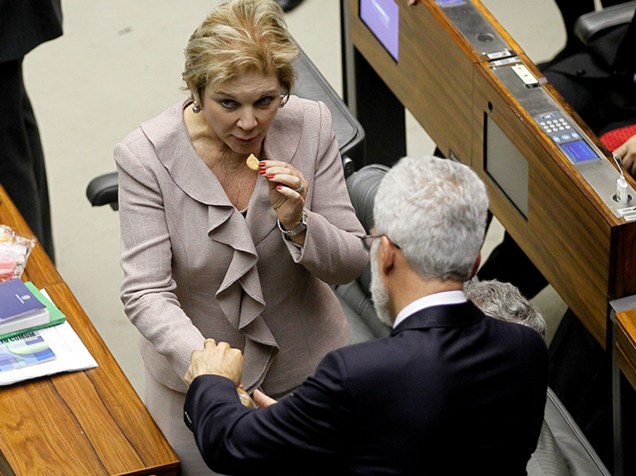 Senadora Marta Suplicy (PT-SP) come biscoito durante sessão que aprovou texto da manobra fiscal