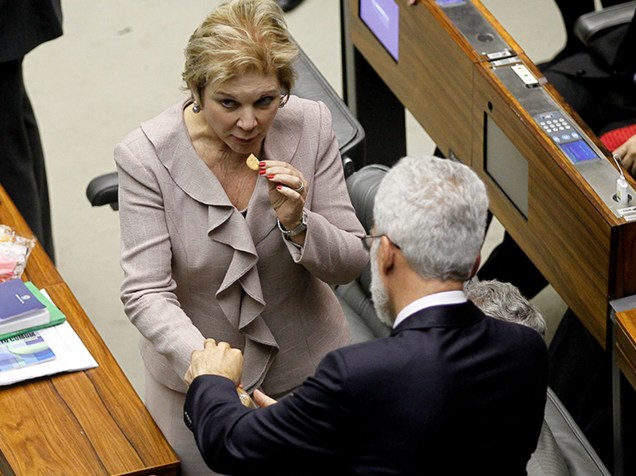 Senadora Marta Suplicy (PT-SP) come biscoito durante sessão que aprovou texto da manobra fiscal Senadora Marta Suplicy (PT-SP) come biscoito durante sessão que aprovou texto da manobra fiscal