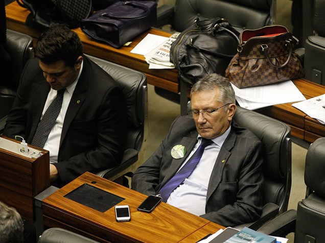 Parlamentares dormem durante votação em Brasília