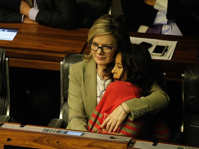 A senadora Gleisi Hoffmann (PT-PR) com a filha durante votação A senadora Gleisi Hoffmann (PT-PR) com a filha durante votação