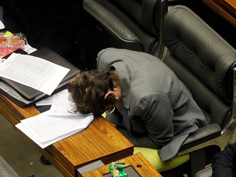 Parlamentar dorme durante votação em Brasília