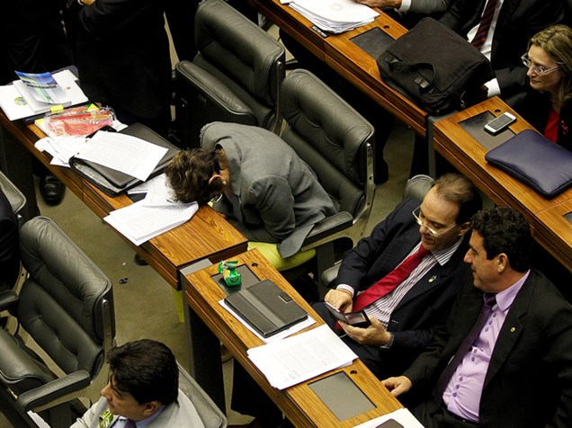 Parlamentar dorme durante votação em Brasília