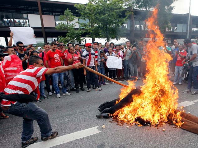 Manifestantes queimam bonecos em São Paulo