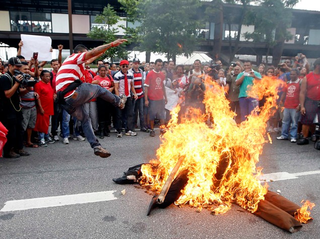 Manifestantes queimam bonecos em São Paulo