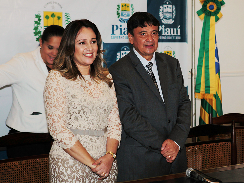 O governador do Piauí, Wellington Dias (PT), dá posse a sua mulher, Rejane Dias (PT), na secretaria de Educação