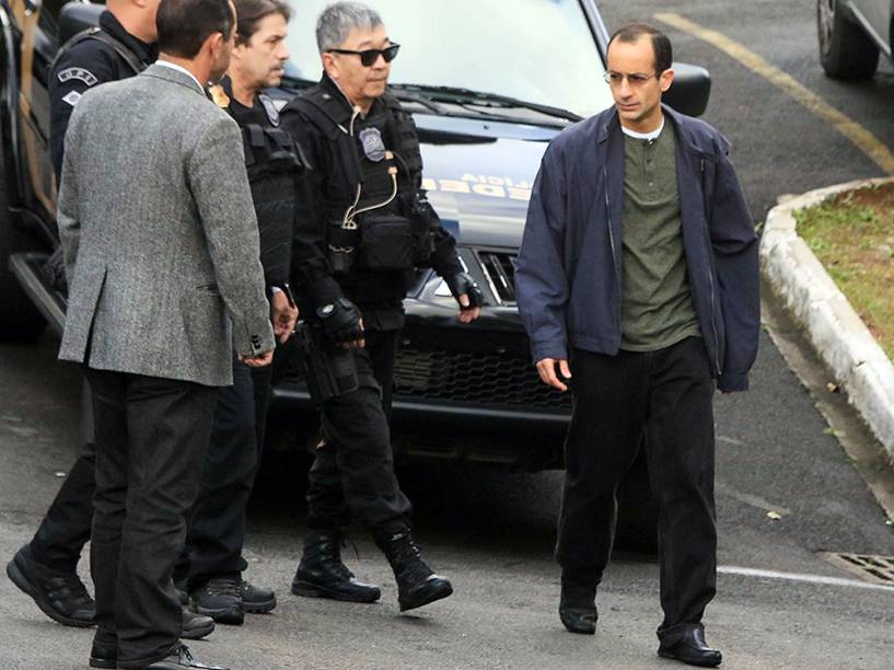 Marcelo Odebrecht é transferido da sede da Polícia Federal para o Complexo Médico Penal de Pinhais em Curitiba, PR, na manhã deste sábado (25)