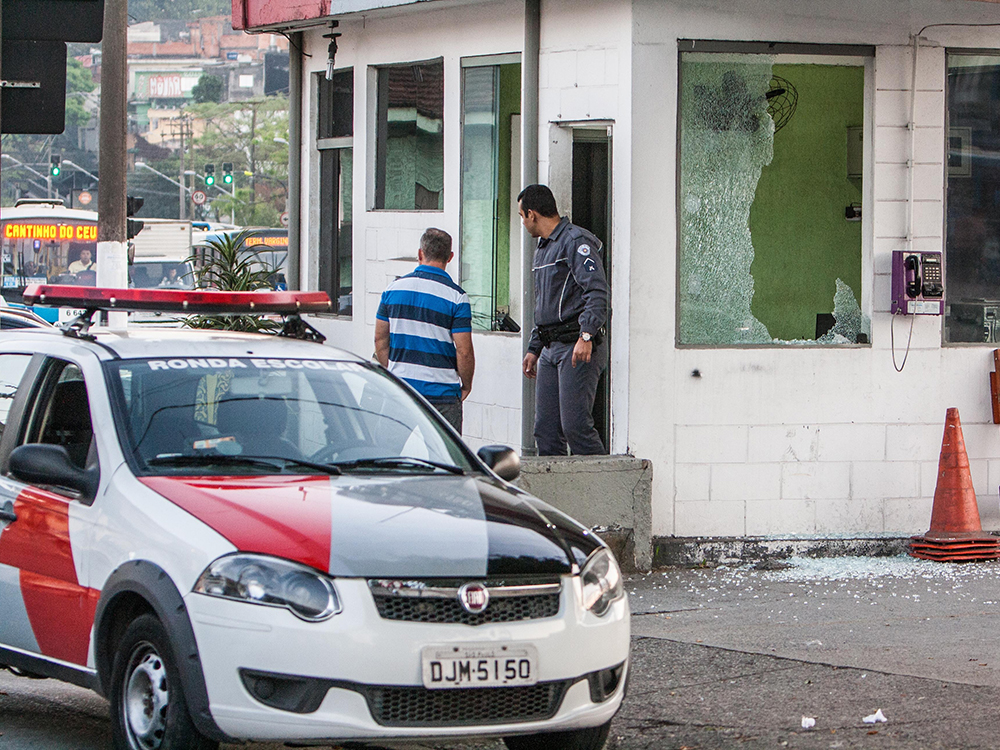 Bandidos explodiram dois caixas eletrônicos de um posto, atiraram contra base da PM, interceptaram um ônibus e deixaram dois feridos na Zona Sul de São Paulo