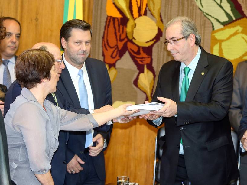 O ex-presidente da Câmara dos Deputados, Eduardo Cunha, recebe o pedido de impeachment da presidente Dilma Rousseff das mãos de Maria Lúcia Bicudo (filha de Hélio Bicudo) e o advogado Miguel Reale Jr, com a presença da oposição, em cerimônia no gabinete da presidência