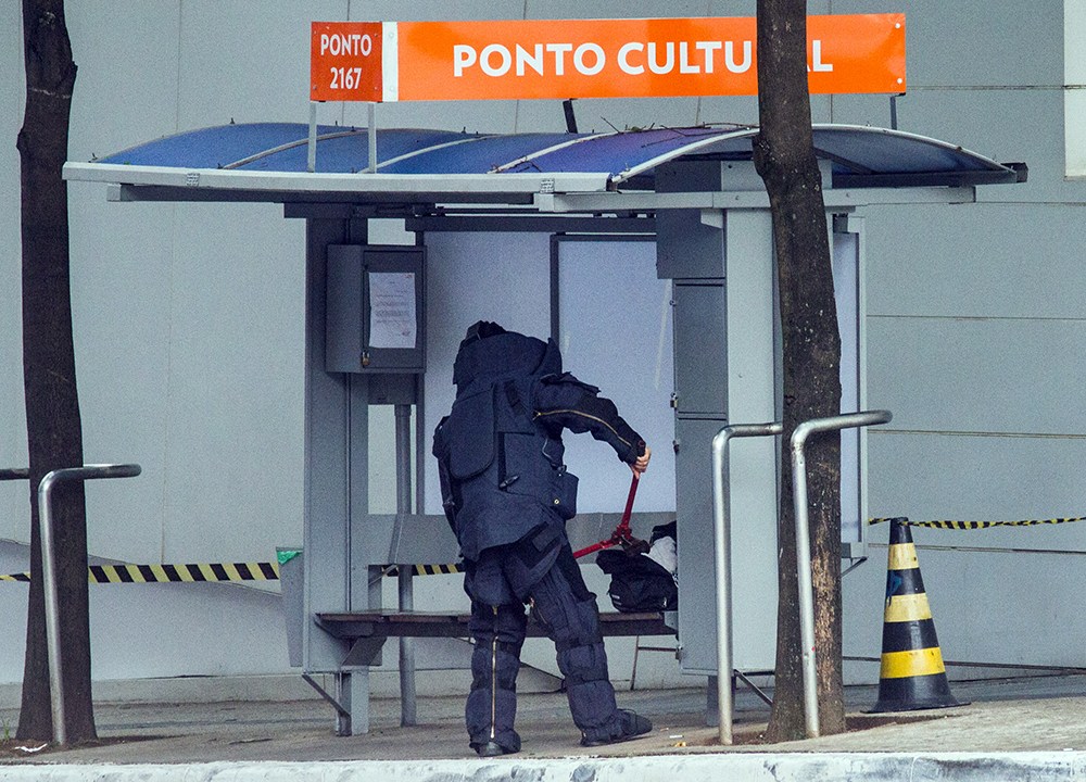 Movimentação de policiais do Grupo de Ações Especiais (Gate), da Polícia Militar, após ameaça de bomba na região da Avenida Paulista, em São Paulo, em outubro de 2015