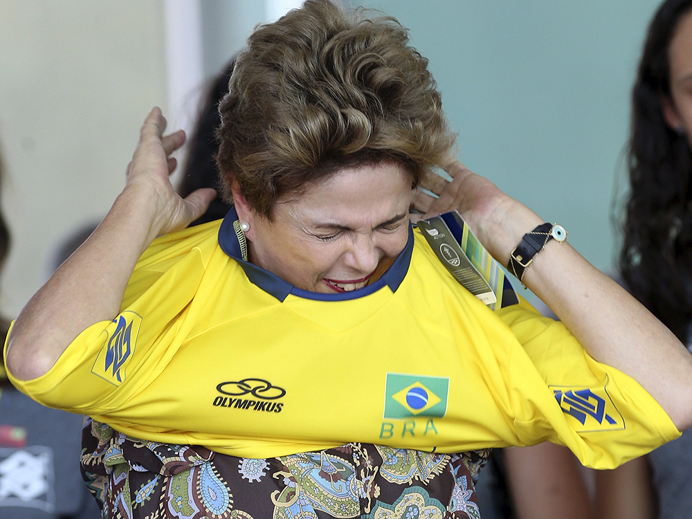 A presidente Dilma Rousseff recebe camisa da seleção brasileira de vôlei