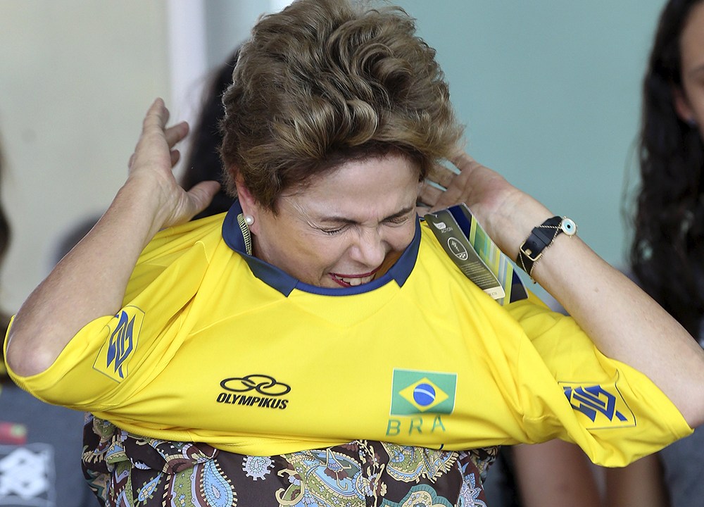 A presidente Dilma Rousseff recebe camisa da seleção brasileira de vôlei