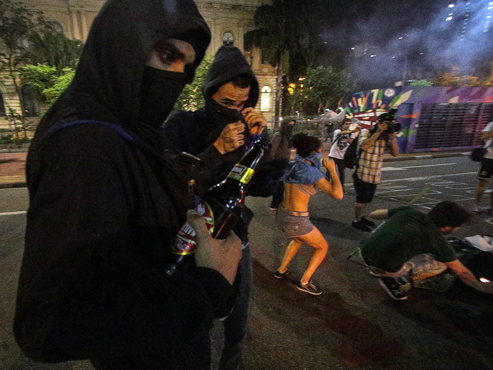Black Block prepara Molotov para atirar contra policiais na Praça da República