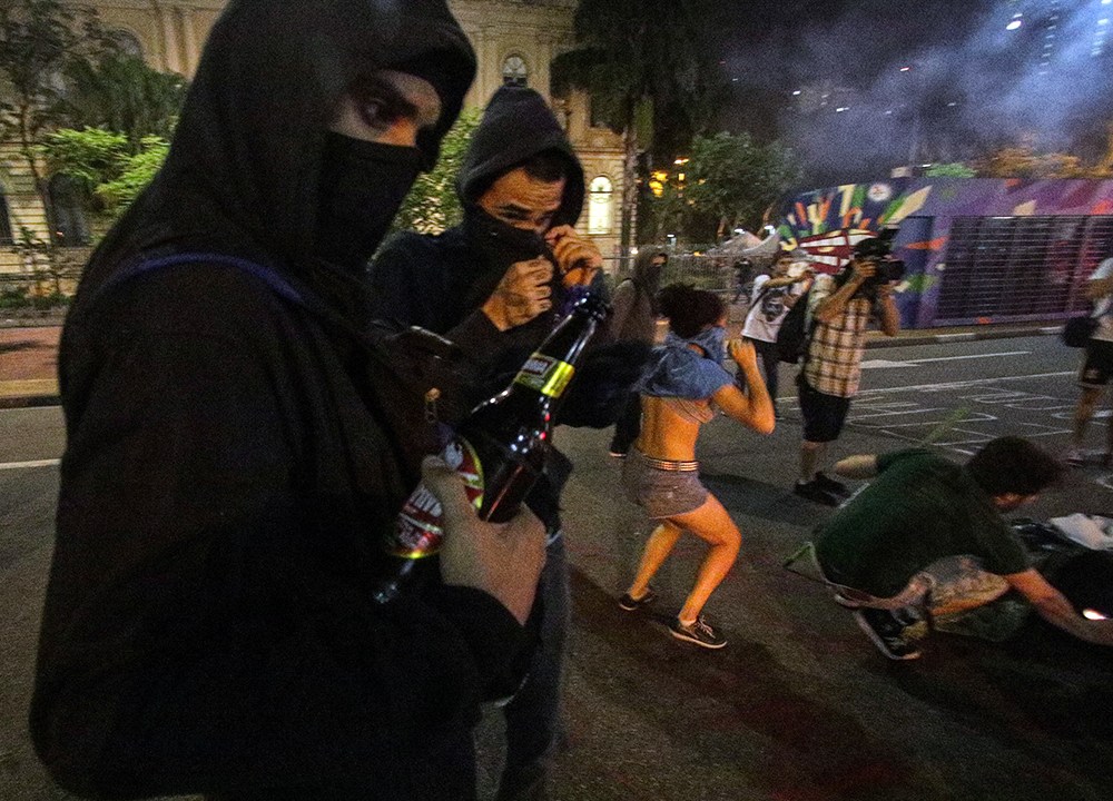 Black Block prepara Molotov para atirar contra policiais na Praça da República