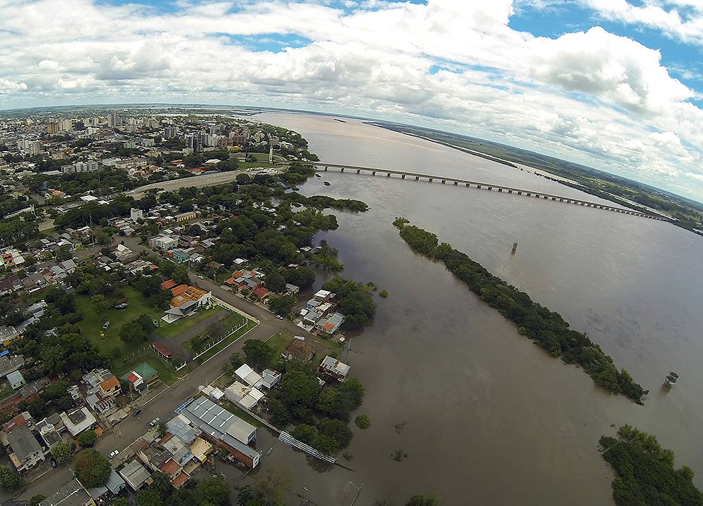 O volume acumulado de mais de 500 milímetros de chuvas em menos de uma semana, na Fronteira Oeste, mantém o nível de rios em elevação, mesmo com tempo seco nas últimas horas desta sexta-feira. A enchente é a quinta e a pior deste ano na região de Uruguaiana