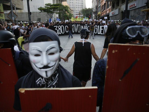 Protesto de integrantes do Movimento Passe Livre (MPL), em São Paulo (SP), nesta sexta-feira (08), contra o aumento do valor da tarifa do transporte público que passará de R$3,50 para R$3,80 a partir do próximo sábado (09)