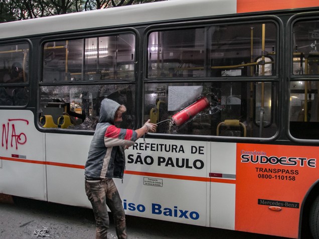 Vandalismo durante protesto contra o aumento das passagens em São Paulo