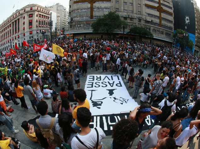 Integrantes do Movimento Passe Livre (MPL) se concentram em frente ao Theatro Municipal para o protesto contra o aumento da tarifa, nesta sexta-feira (8) em São Paulo