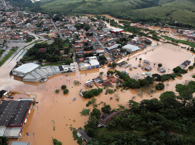 Vista aérea do alagamento provocado pela chuva na região de Franco da Rocha, na Grande São Paulo, na manhã desta sexta-feira (11)