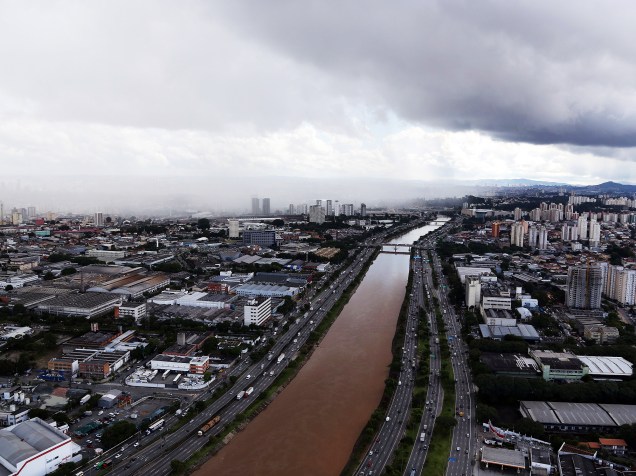Imagem da Marginal do rio Tiete, após chuvas desta madrugada de sexta-feira (11) o rio transbordou em alguns trechos