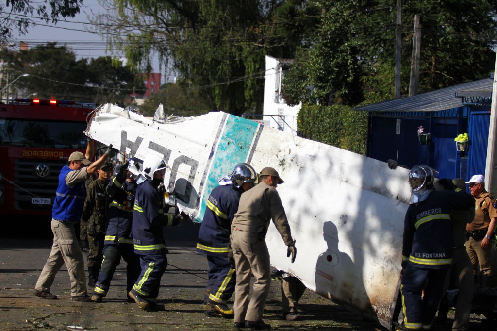 Um avião monomotor caiu quando decolava do Aeroporto Bacacheri, em Curitiba, capital do Paraná, deixando dois mortos e dois feridos gravemente; O avião era comercial e pelo plano de voo quatro pessoas deveriam estar a abordo da aeronave
