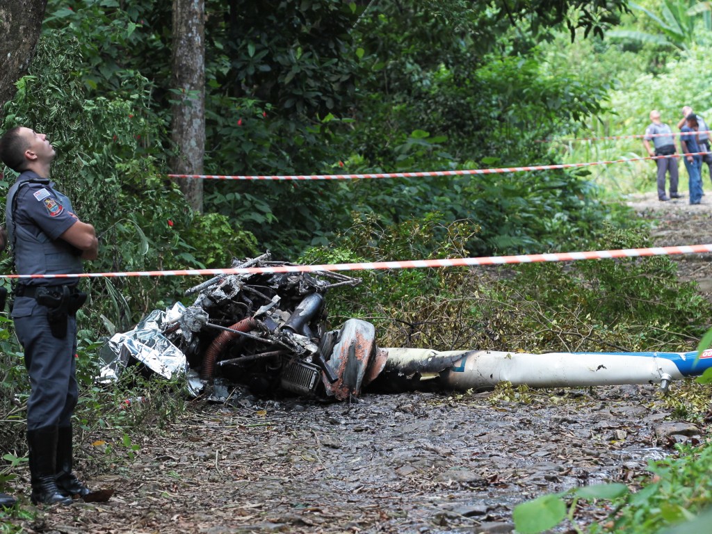 Um helicóptero de prefixo P-RRCA, com dois ocupantes, caiu no início da tarde desta segunda-feira (2) em uma área de mata, próximo ao Vale do Quilombo, na Área Continental de Santos. Os dois ocupantes, que tiveram os corpos carbonizados no acidente, ainda não tiveram suas identidades divulgadas - 02/05/2016