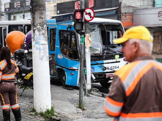 Lotação bate em poste e deixa 18 feridos na Avenida Dona Belmira Marin, no Grajaú, em São Paulo - 24/11/2014