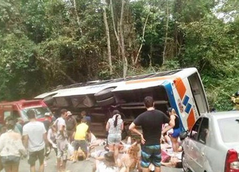Acidente em estrada de Paraty, no Estado do Rio de Janeiro, deixou ao menos quinze mortos no domingo, em um local conhecido como 'Morro do Deus Me Livre'