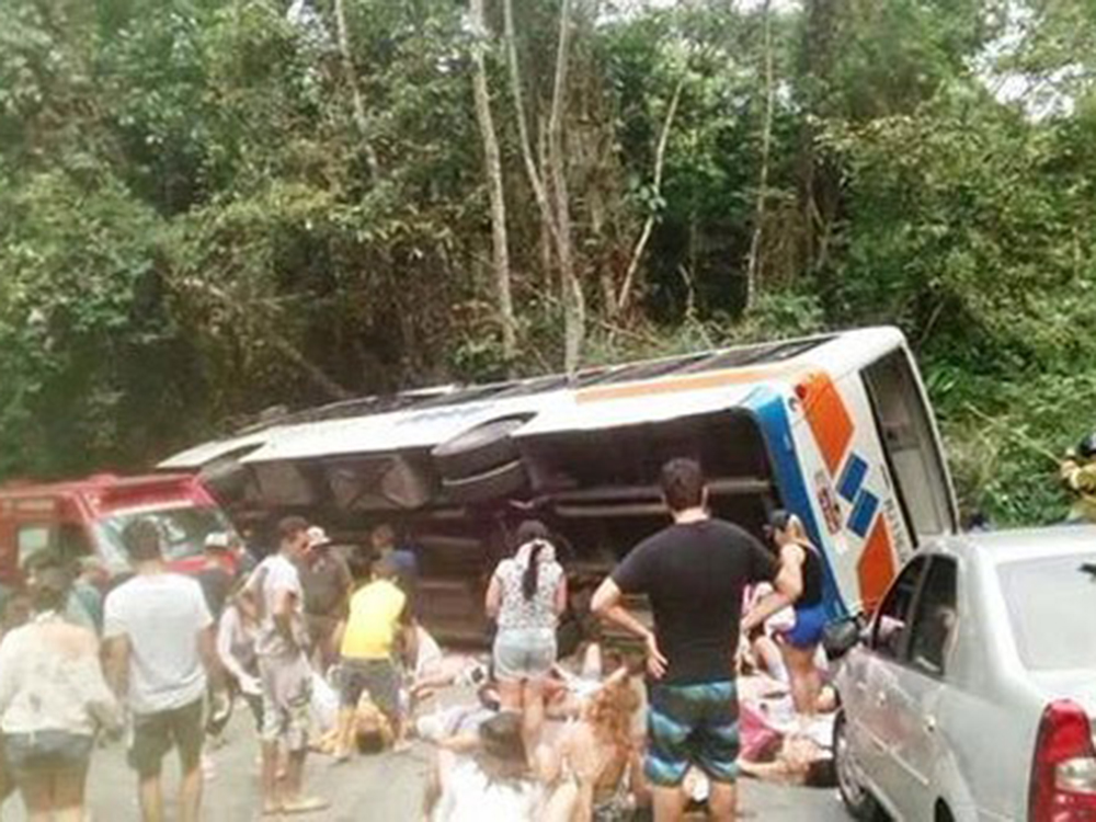 Acidente em estrada de Paraty-RJ deixa ao menos 15 mortos em um local conhecido como 'Morro do Deus Me Livre'