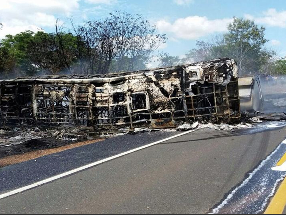 Um ônibus e um caminhão tanque totalmente destruídos após colisão na BR-316 no Piauí
