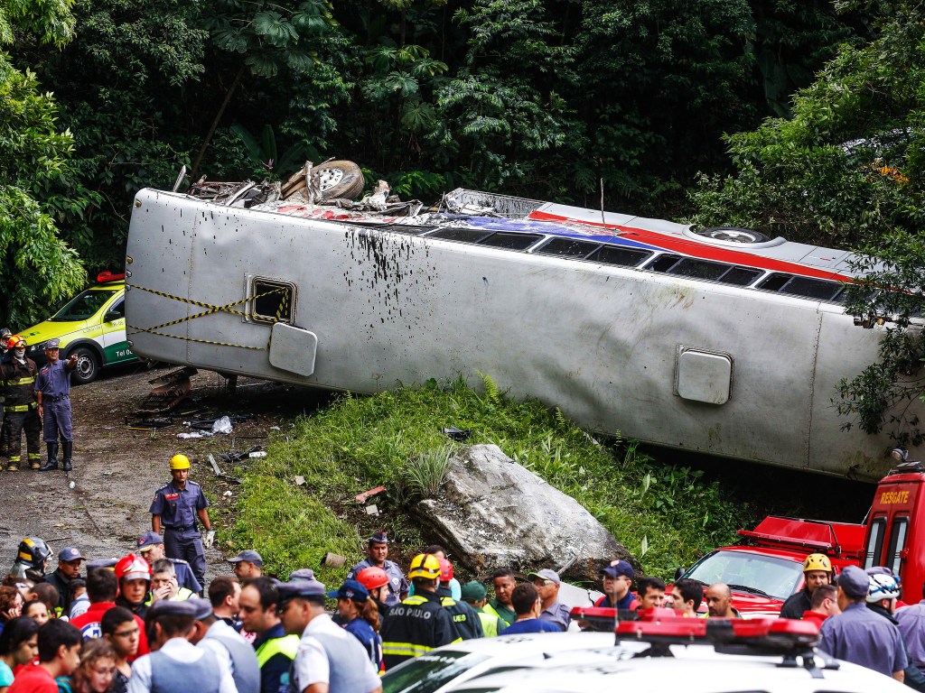 Ônibus caiu em uma ribanceira na descida da serra da Rodovia Anchieta, na manhã desta sexta-feira, na altura da cidade de Cubatão (SP) - 05/12/2014