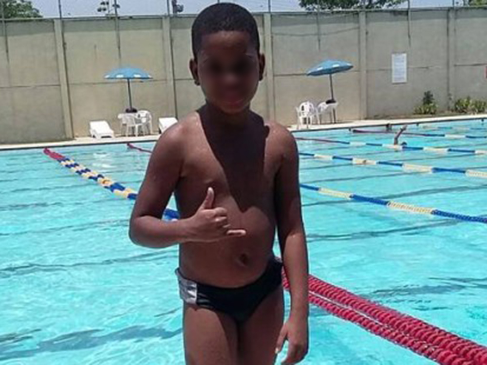 O garoto Asafe William de 9 anos, foi atingido por uma bala perdida enquanto estava no Sesi de Honório Gurgel, subúrbio do Rio de Janeiro