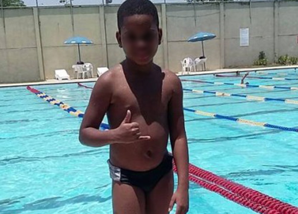 O garoto Asafe William de 9 anos, foi atingido por uma bala perdida enquanto estava no Sesi de Honório Gurgel, subúrbio do Rio de Janeiro