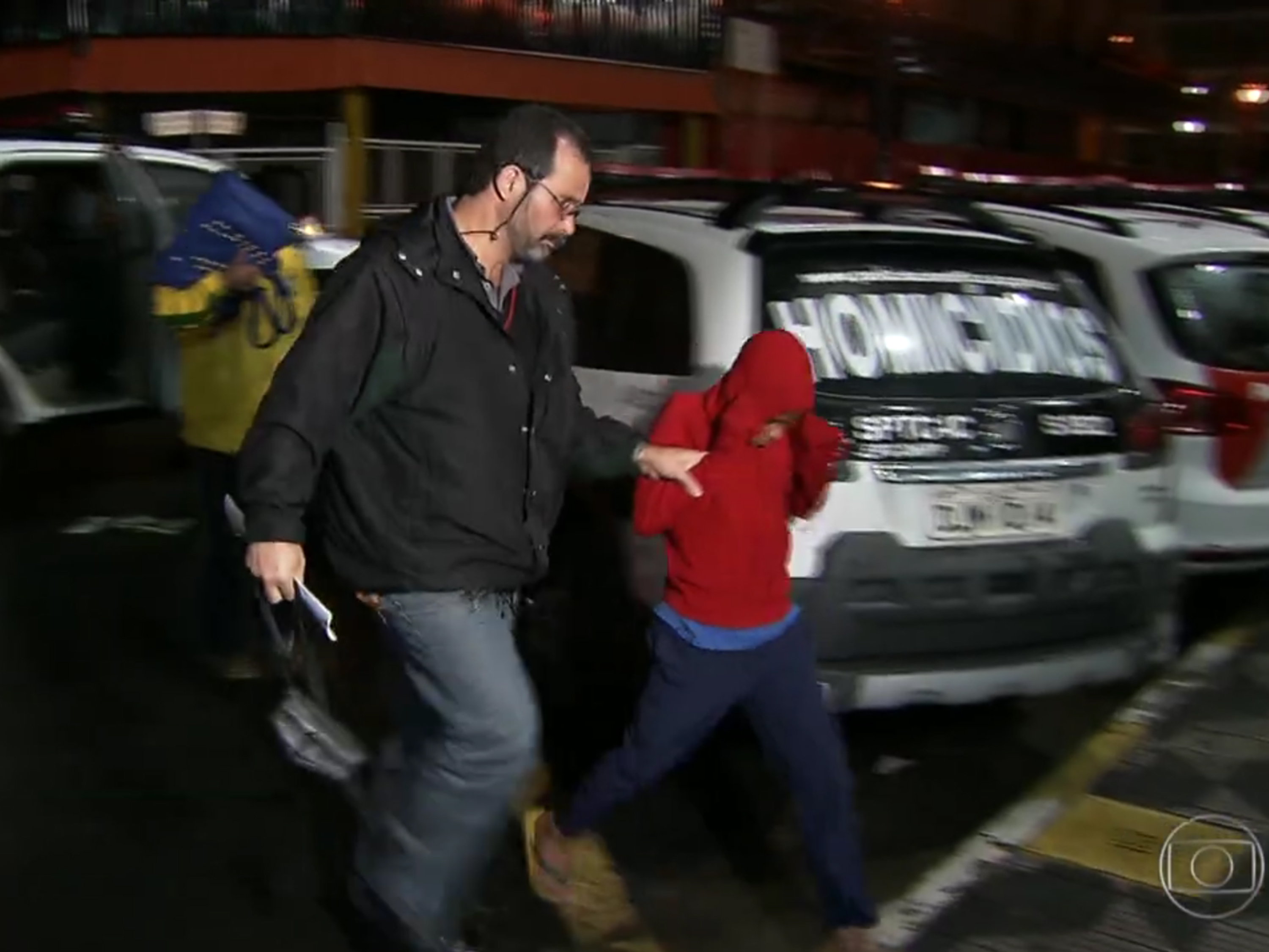 Menino de 11 anos que se envolveu em um furto de veículo que terminou com morte do amigo, de apenas 10 anos, sendo levado para delegacia, em São Paulo