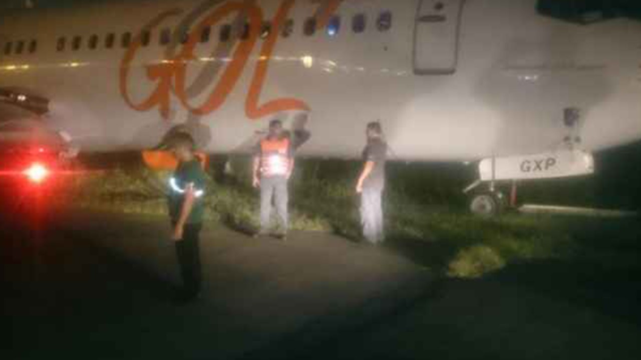 Avião da Gol derrapa na pista do Aeroporto Santos Dumont no Rio de Janeiro - 25/09/2015