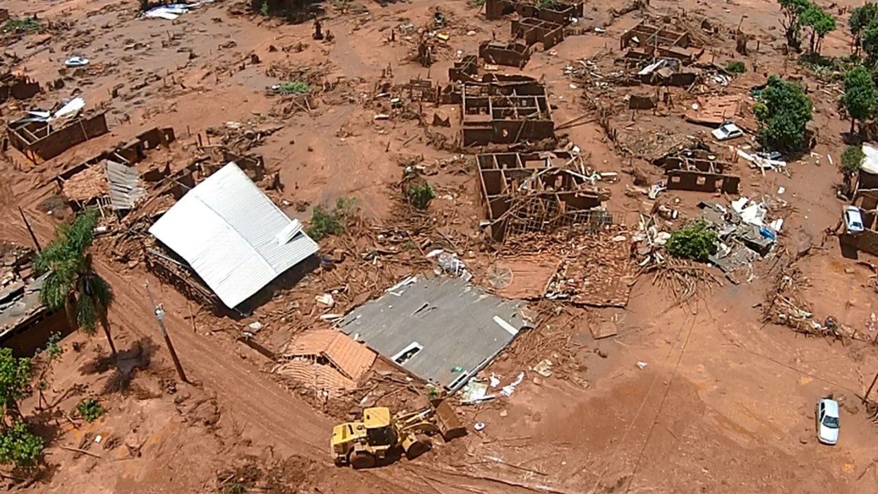 Vista da devastação provocada pelo rompimento da barragem da mineradora Samarco no distrito de Bento Rodrigues, em Mariana (MG)