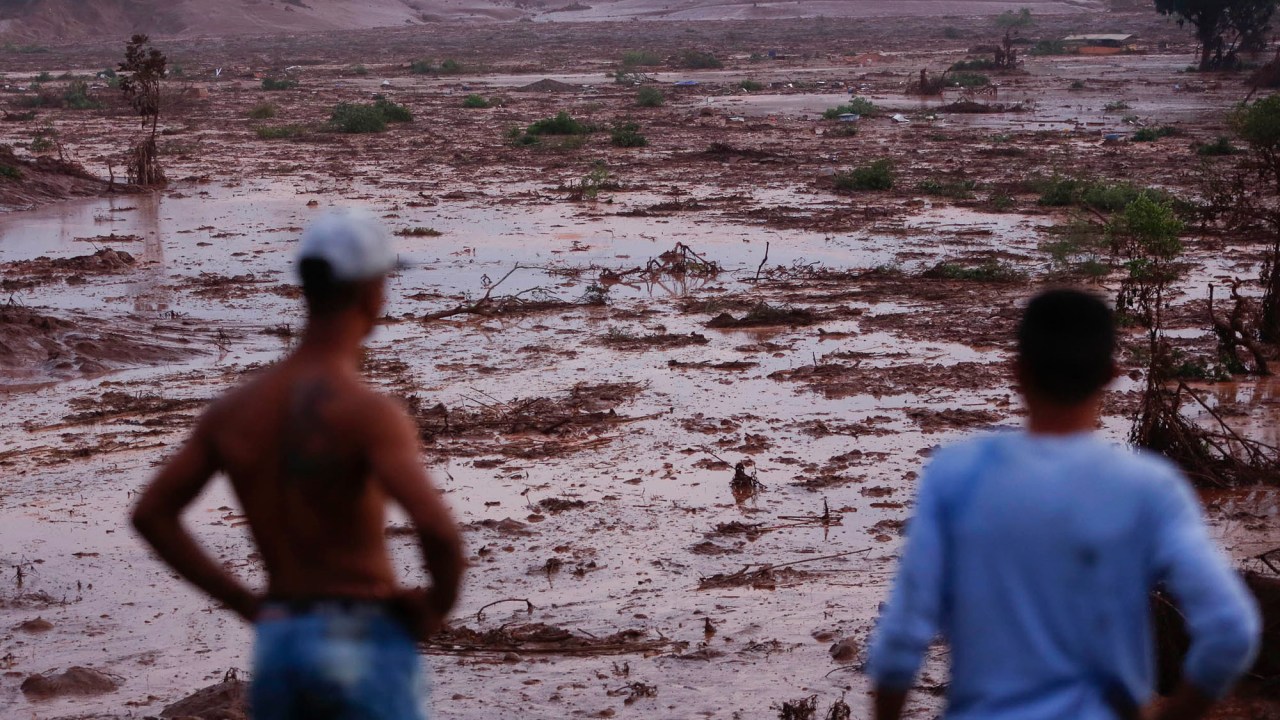 Vista dos estragos causados pelo rompimento da barragem de rejeito da empresa de mineração Samarco, no subdistrito de Bento Rodrigues, em Mariana (MG) - 05/11/2015