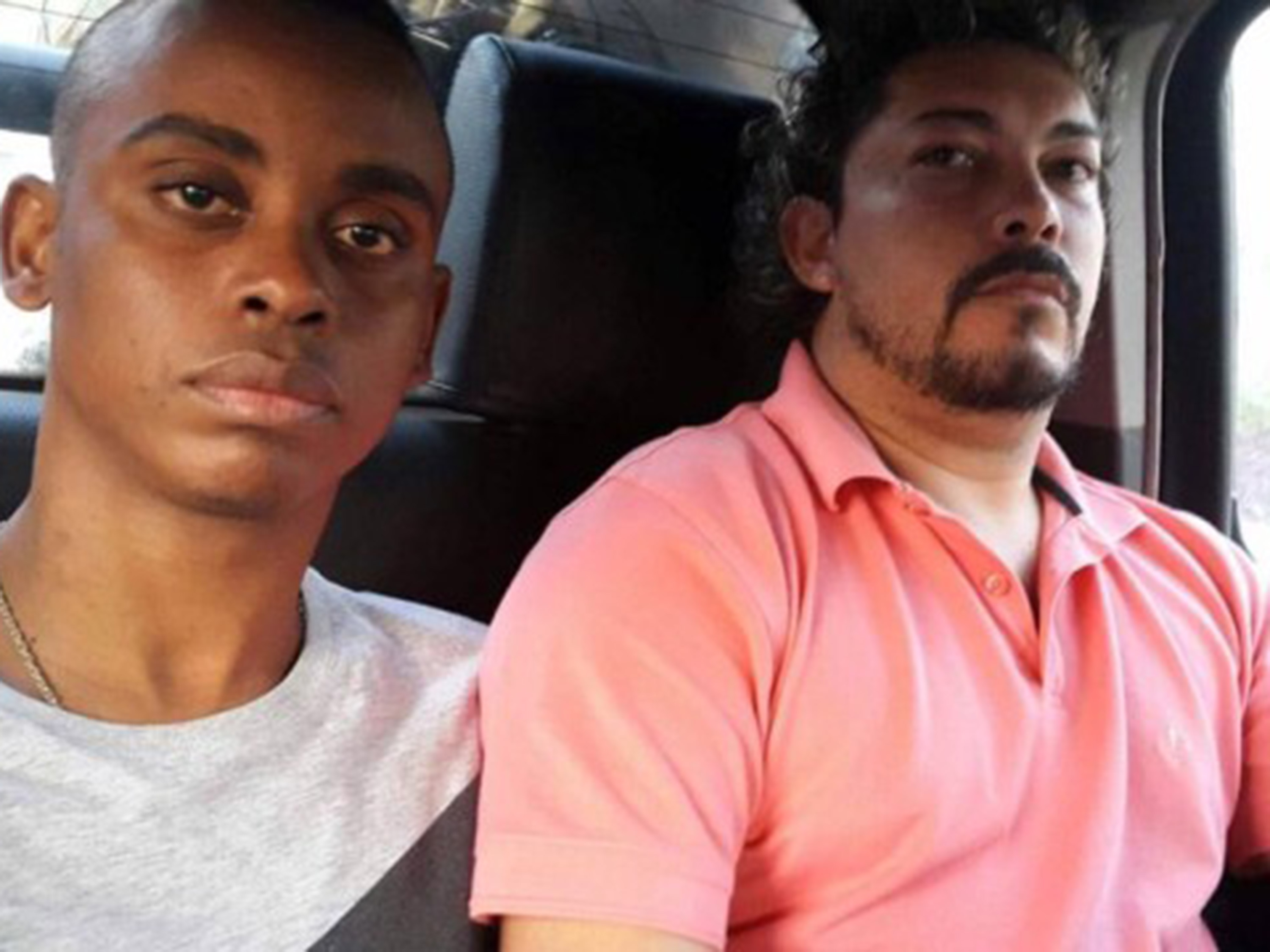 A foto de Peixe e Lambão enviada por agentes do Bope para o grupo dos bandidos, provando que um dos principais inimigos do CV estava preso