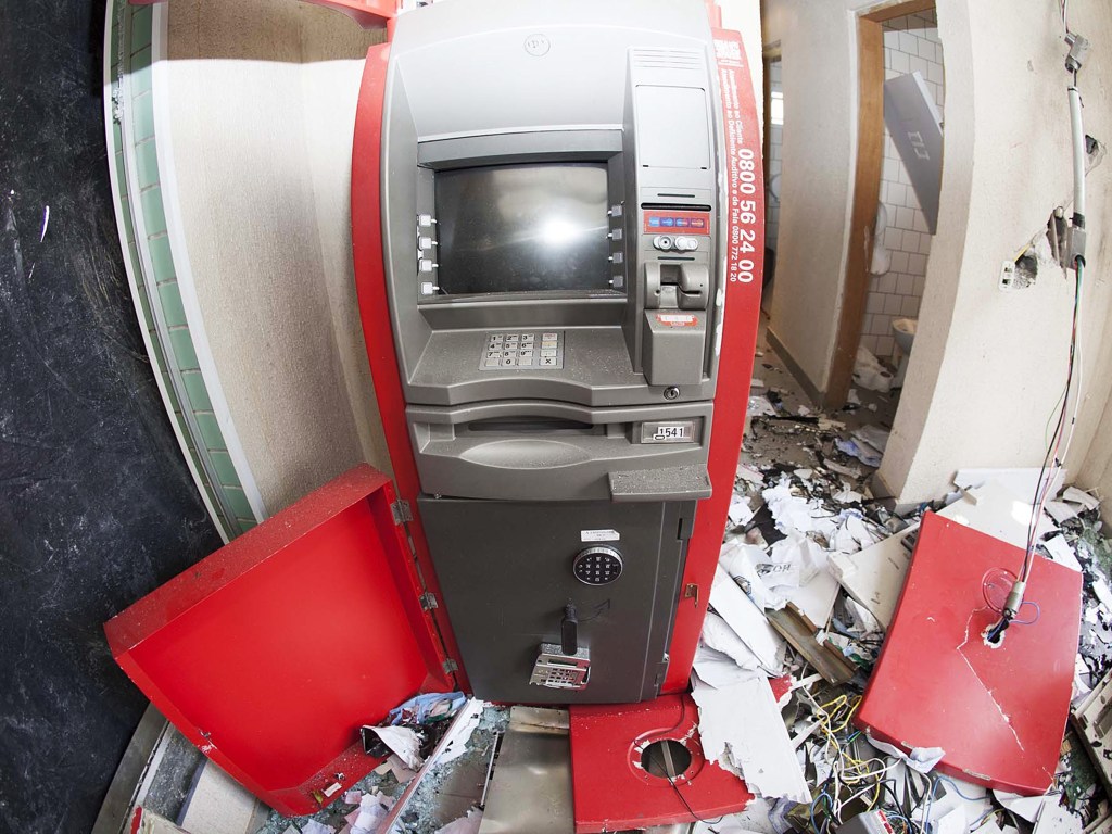 Criminosos explodiram caixas eletrônicos em um posto de combustível dentro de um complexo comercial na Rodovia Castelo Branco, em São Roque (SP)