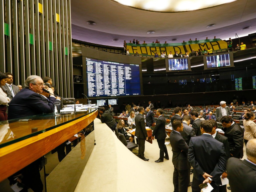 Manifestantes abrem faixa ''Fora Dilma'' durante sessão no plenário da Câmara dos Deputados, em Brasília (DF) - 27/10/2015