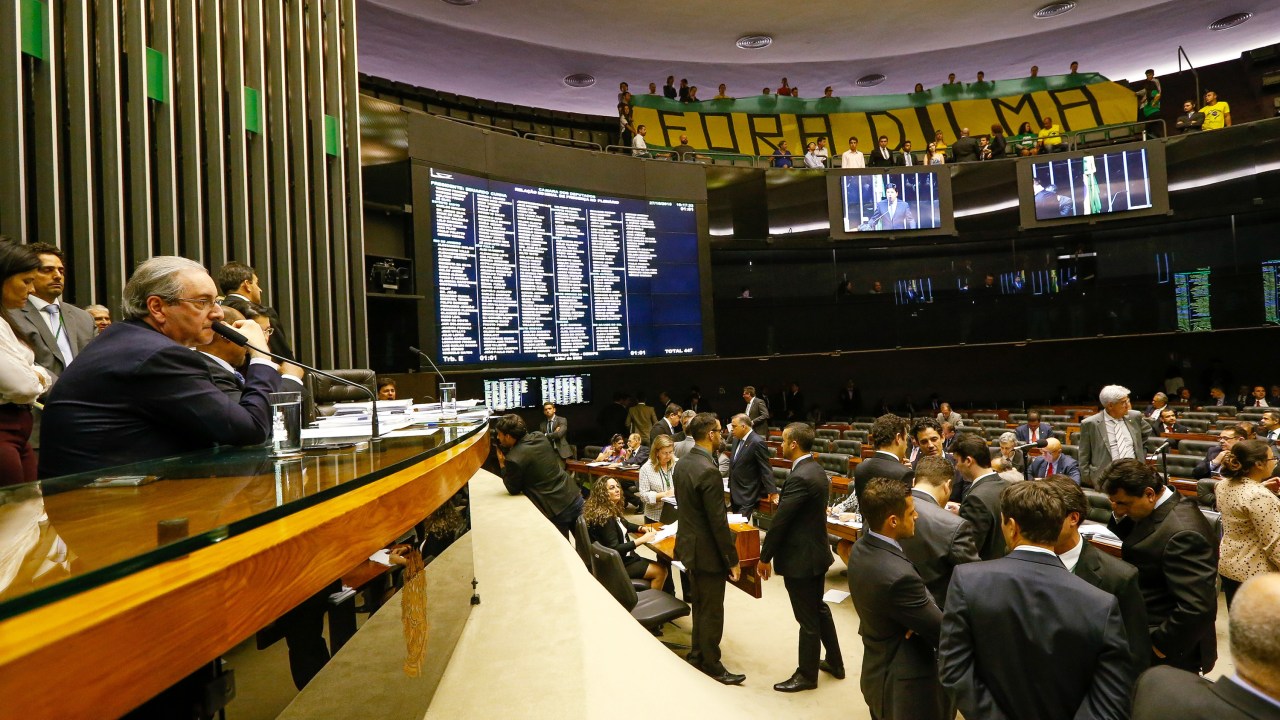 Manifestantes abrem faixa ''Fora Dilma'' durante sessão no plenário da Câmara dos Deputados, em Brasília (DF) - 27/10/2015