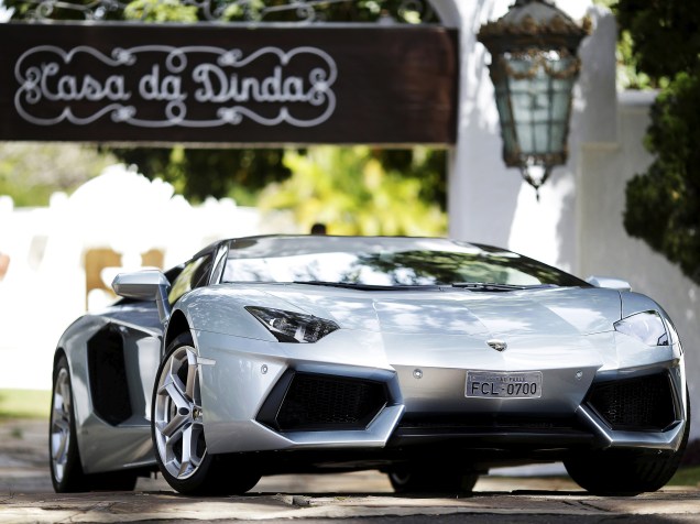 Lamborghini apreendida na Casa Dinda, residência do senador Fernando Collor de Mello, em Brasília, durante a Operação Politeia da Polícia Federal - 14/07/2015