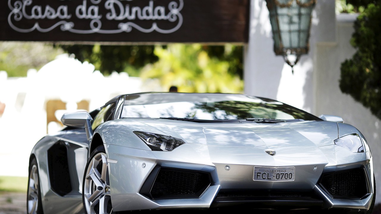 Lamborghini apreendida na Casa Dinda, residência do senador Fernando Collor de Mello, em Brasília, durante a Operação Politeia da Polícia Federal - 14/07/2015