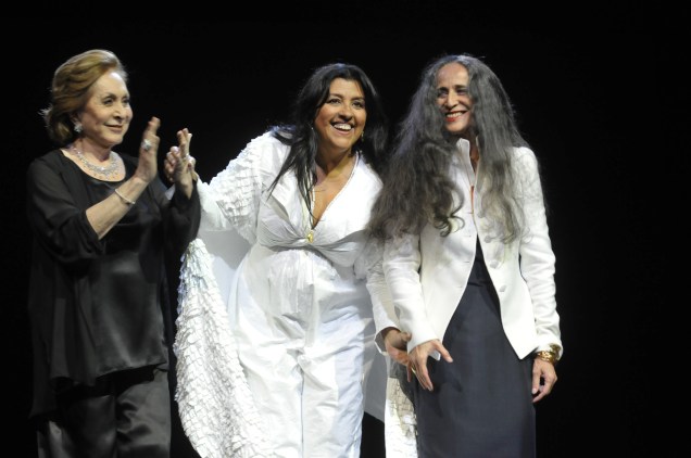 A atriz Aracy Balabanian, com as cantoras, Regina Casé e Maria Bethânia, durante cerimônia de entrega do Prêmio Moda Brasil, no Theatro Municipal de São Paulo, em 2008