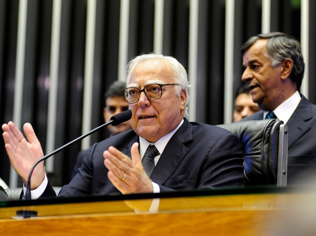 Deputado Miro Teixeira (PROS-RJ) conduz cerimônia de posse para o mandato de 2015 a 2019, em Brasília - 01/02/2015