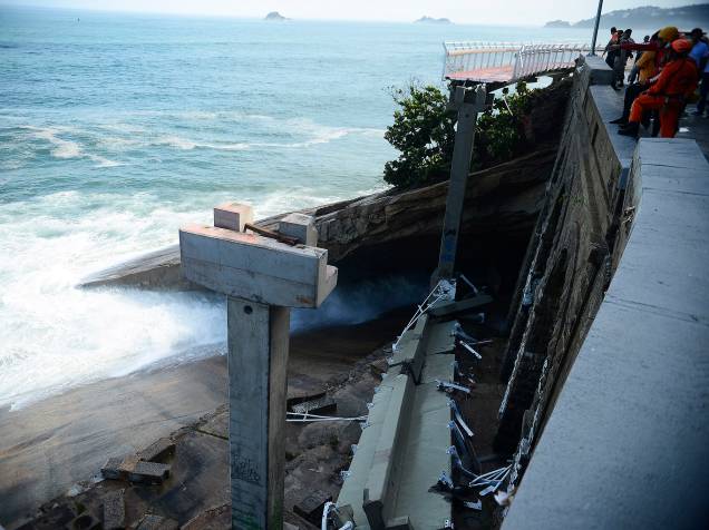  Desabamento de parte da recém-inaugurada ciclovia Tim Maia, na Avenida Niemeyer, no Rio de Janeiro (RJ), durante uma ressaca no mar de São Conrado, deixa mortos e feridos - 21/04/2016