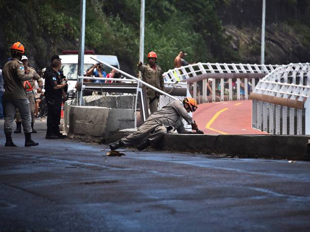 Duas pessoas morreram após uma forte onda atingir trecho de 50 metros da ciclovia Tim Maia, localizada na Avenida Niemeyer, no Rio de Janeiro (RJ) - 21/04/2016